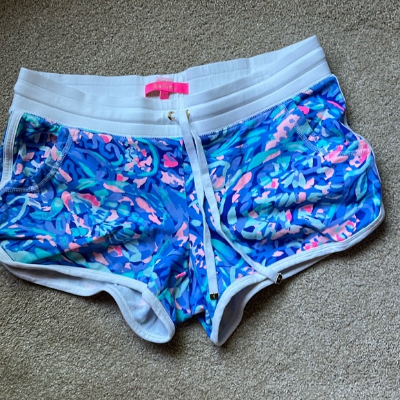 Lilly Pulitzer Pants - Lilly Pulitzer Chrissy beach shorts. Medium. Like new.